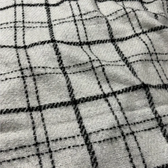 Banana Republic Plaid Knit Scarf in white  and Black - Picture 8 of 9